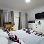 לינה וארוחת בוקר Mala Laka Jacuzzi & Sauna 3*